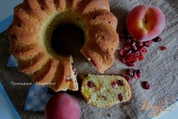 фото рецепта Ореховый кекс с вяленой вишней и персиками