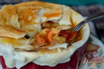 фото рецепта Пирог в горшочках с раками
