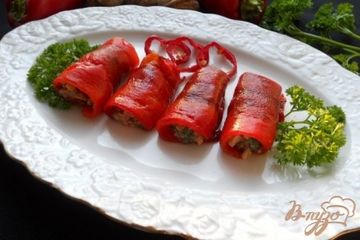 фото рецепта Рулетики из перца, фаршированные орехами