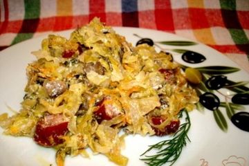 фото рецепта Капуста тушёная с шампиньонами и копчёными сосисками