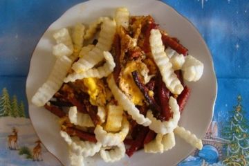 фото рецепта Яйца с колбасой и чипсами