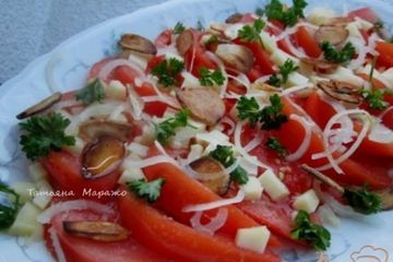 фото рецепта Салат из помидор с сыром и чесночными чипсами