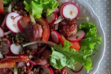 фото рецепта Салат с овощами и обжаренными сардельками