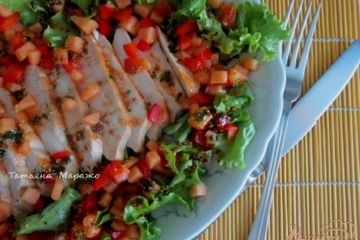 фото рецепта Салат с куриной грудкой, дыней и сладким перцем