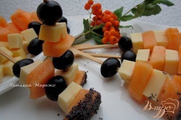 фото рецепта Канапе с дыней и сыром