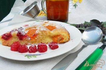 фото рецепта Пирог с абрикосами и малиновым центром