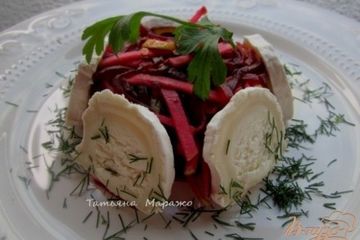 фото рецепта Салат со свеклой, яблоком и козьим сыром