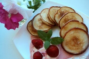 фото рецепта Оладьи с манкой с соусом из клубники со сливками