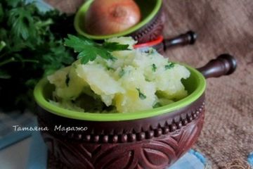 фото рецепта Давленый картофель с луком и шпинатом