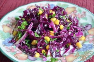 фото рецепта Салат с красной капустой и кукурузой
