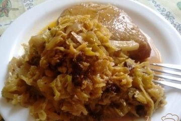 фото рецепта Тушеная капуста с черносливом и чесноком