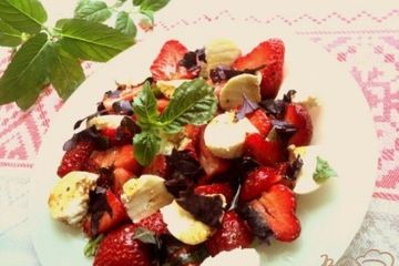 фото рецепта Салат с клубникой и адыгейским сыром