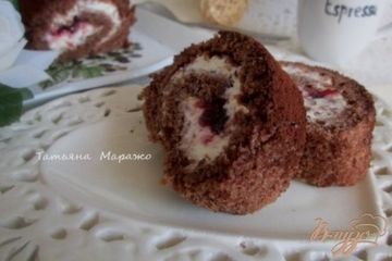 фото рецепта Бисквитный рулет с кремом из маскарпоне