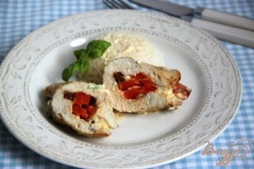 фото рецепта Куриные рулетики  с пикантной начинкой, запечённые в сливках