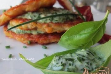 фото рецепта Картофельные оладьи со шпинатово-сырным соусом