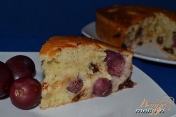 фото рецепта Йогуртовый пирог с виноградом и шоколадом