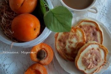 фото рецепта Оладьи на кефире с кусочками абрикоса