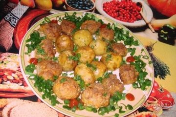 фото рецепта Картофель, запеченый с котлетой в сметанном соусе