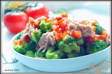 фото рецепта Салат из брокколи с тунцом.