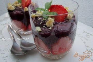 фото рецепта Десерт с мороженым и клубникой