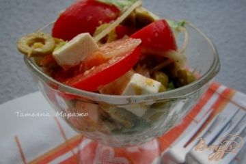 фото рецепта Салат с томатами, оливками и сыром Фета