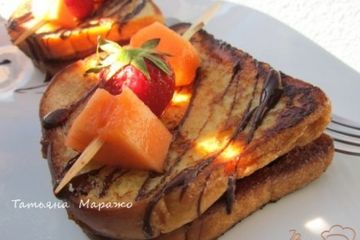 фото рецепта Гренки с шоколадом и клубникой