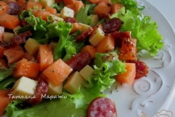 фото рецепта Салат с дыней,сыром и копчеными колбасками