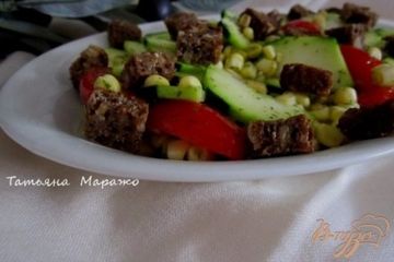 фото рецепта Салат из свежего цукини, кукурузы и сухариками из черного хлеба