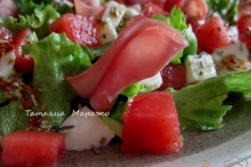 фото рецепта Салат с сыром, кусочками арбуза и ветчиной