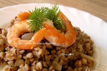 фото рецепта Гречка с луком и королевскими креветками