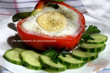 фото рецепта Яичница в перце с кускусом и зеленым горошком