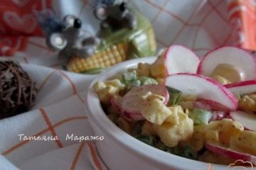 фото рецепта Кукурузный салат с яйцом и редисом