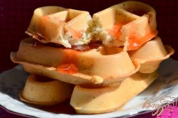 фото рецепта Вафли по бельгийски с  маком и клубникой