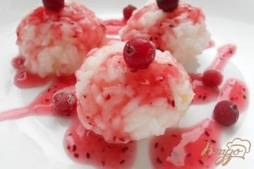 фото рецепта Рисовые шарики с вишней и клюквенным соусом