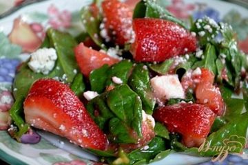 фото рецепта Клубничный салат со шпинатом и сыром Фета.