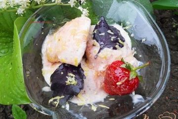 фото рецепта Мороженное с клубникой и базиликом