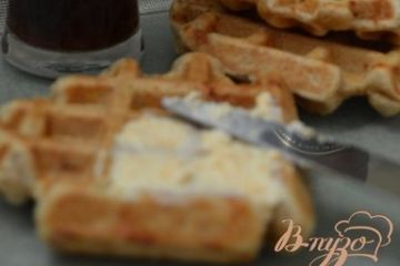 фото рецепта Цельнозерновые вафли с творогом и сыром