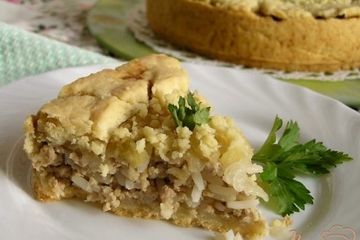 фото рецепта Мясной пирог с рисом, карамелизированным луком и яблоками