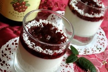 фото рецепта Кокосовая Панна котта с брусничным соусом