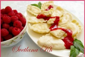 фото рецепта Вареники с творогом и мятно-малиновым соусом