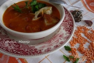 фото рецепта Чечевичный суп с сухариками и копчеными колбасками