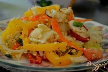 фото рецепта Куриный салат с сыром фета и овощами