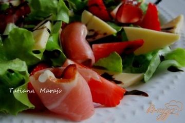 фото рецепта Салат с клубникой, сухой ветчиной и сыром