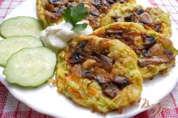 фото рецепта Оладьи из кабачков и моркови с припеком из грибов