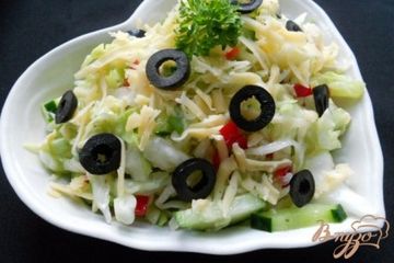 фото рецепта Салат из молодой капусты с сыром и оливками