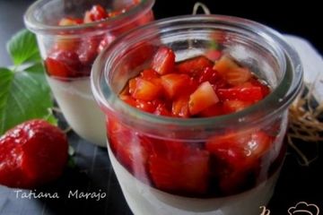 фото рецепта Панна котта с клубникой и карамельным соусом