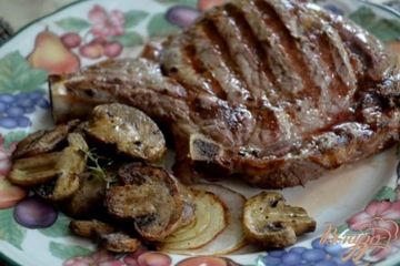 фото рецепта Рибай стейк с грибами и луком