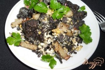фото рецепта Кровь свиная, жаренная с салом и яйцами
