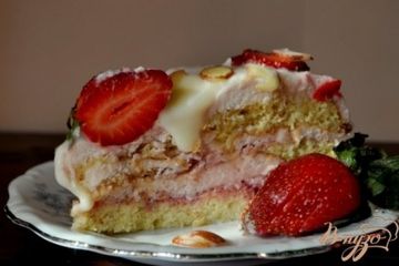 фото рецепта Торт с клубничным муссом и белым шоколадом
