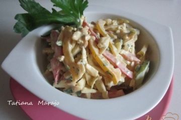 фото рецепта Салат со сладким перцем, яблоком и сыром